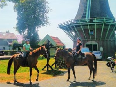 Buitenrit IJsselmeer bitloos en in western style Buitenrit IJsselmeer bitloos en in western style
